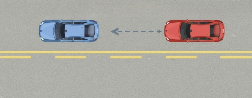 Vehículos en carretera con línea amarilla continua